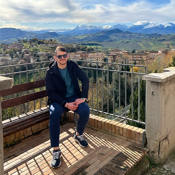 Foto di Giorgio Trobbiani con i Monti Sibillini sullo sfondo